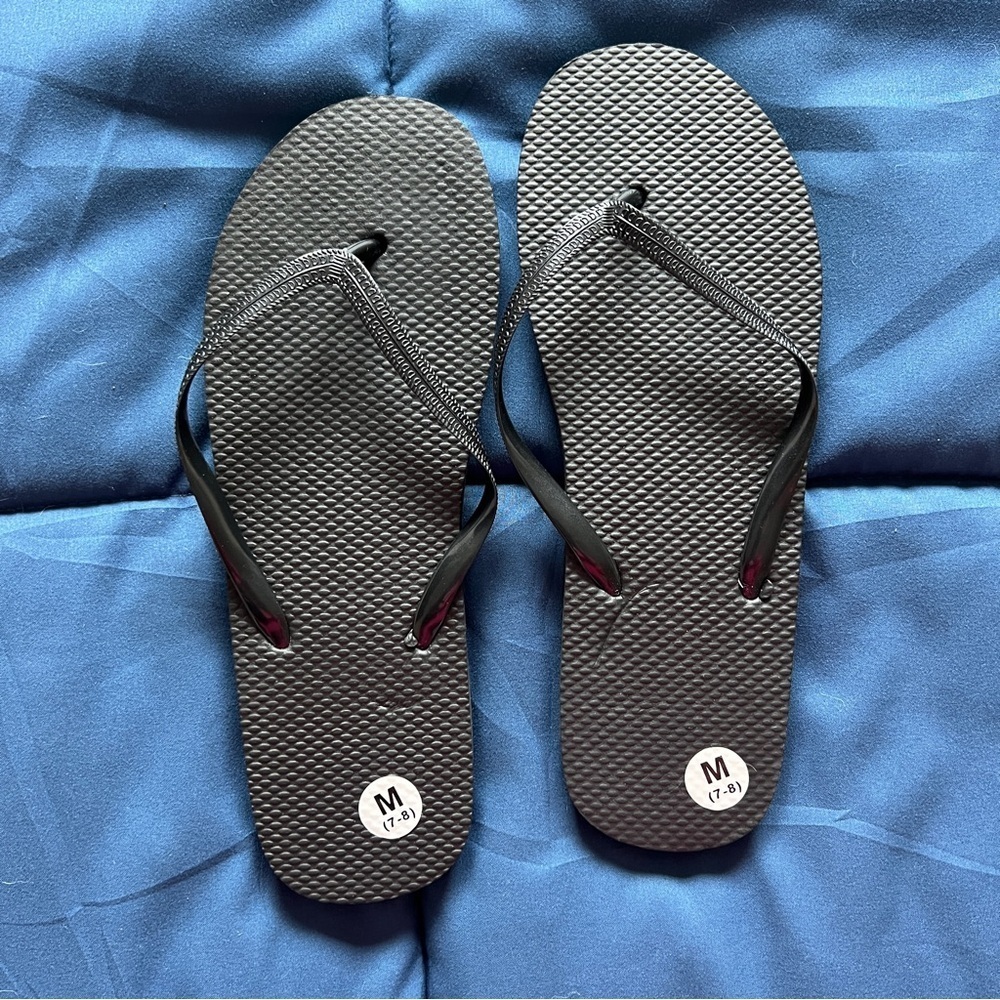 Black Classic Flip Flops | Size 7/8